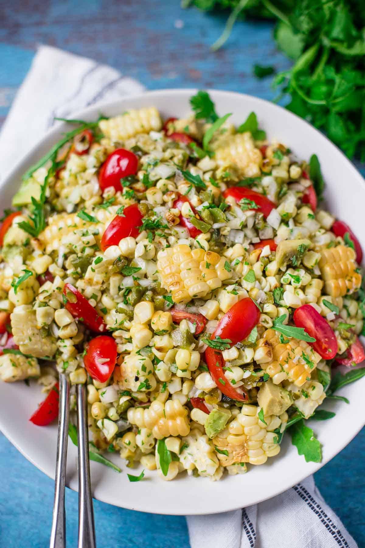 Petto di Pollo alla Griglia con Mais alla Griglia e Salsa Poblano 3 Insalata di Mais Grigliato e Peperoni Poblano con jalapeños e pomodori