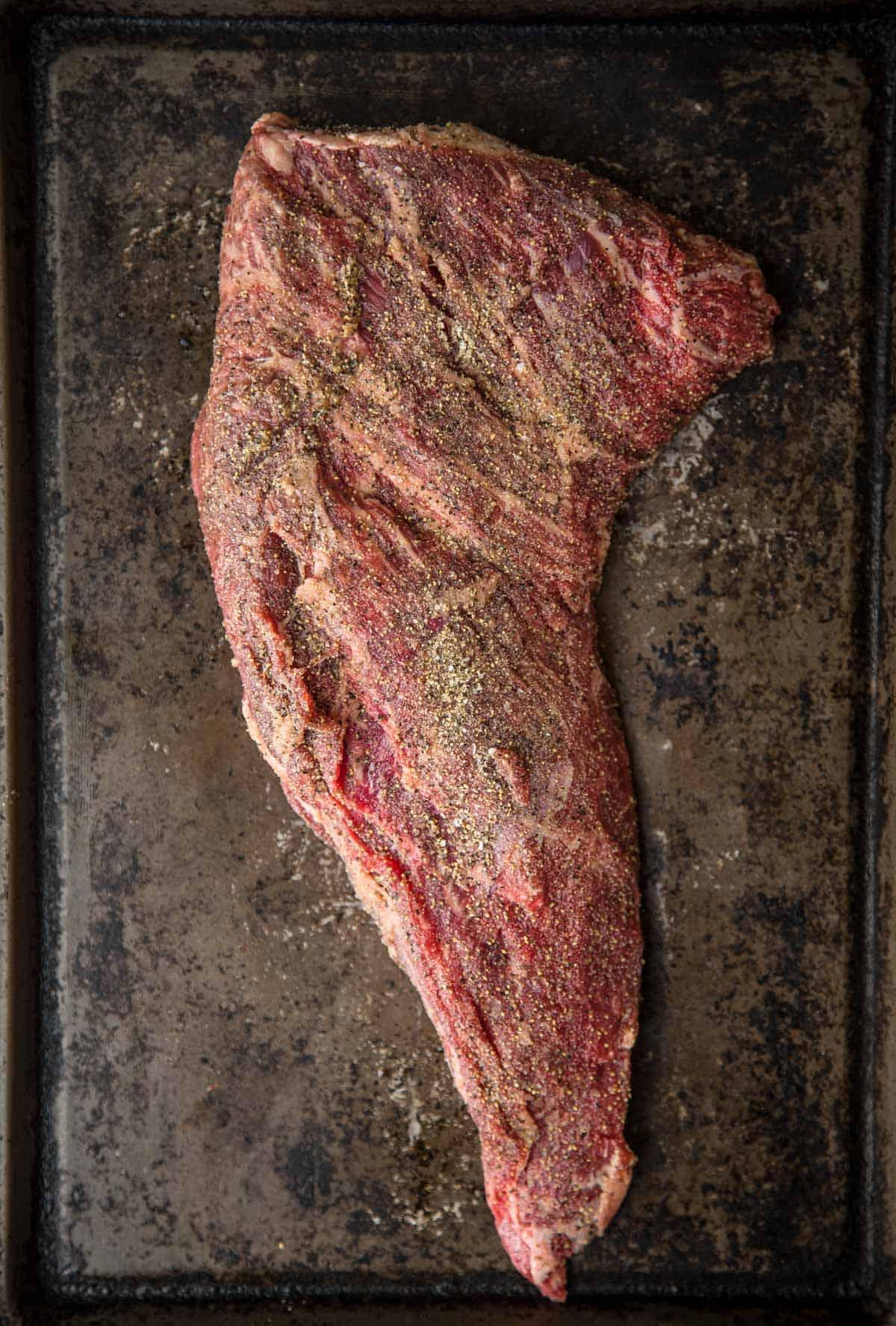 Ricetta Facile di Fajitas di Punta di Fianchetto Grigliata 3 Tri-Tip crudo su una teglia.