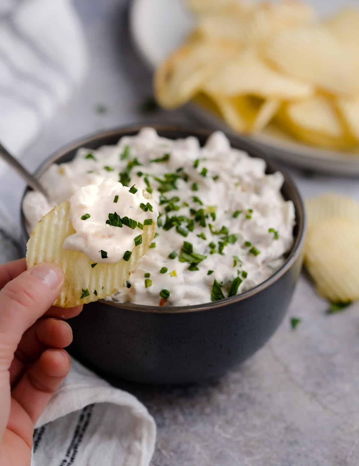 **Crema Affumicata alle Cipolle Caramellate con Erba Cipollina e Panna Acida** 3 Intingere una patatina nel dip di cipolle francesi affumicate.