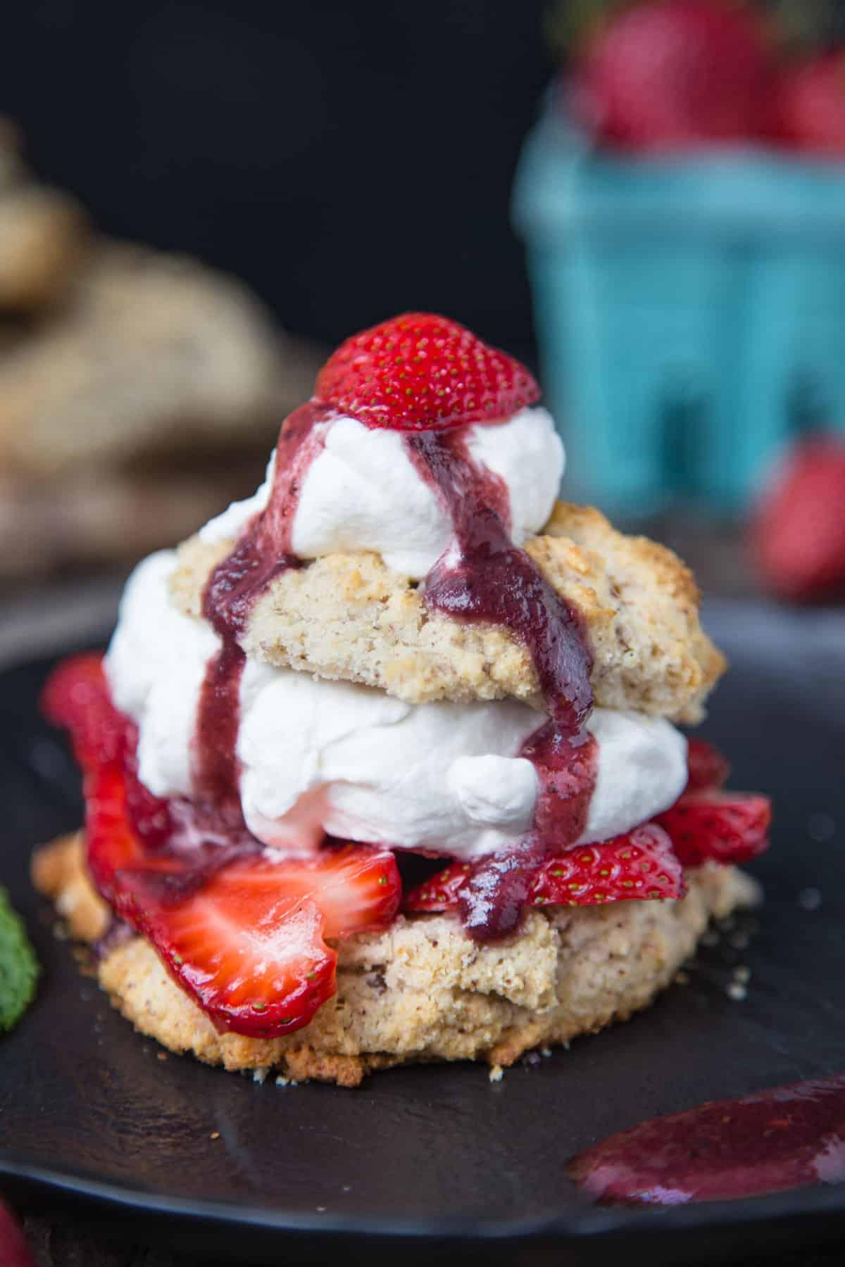 **Shortcake di fragole affumicate su biscotti** 3 Smoked Strawberry Shortcake su un biscotto guarnito con panna montata e marmellata di fragole affumicate