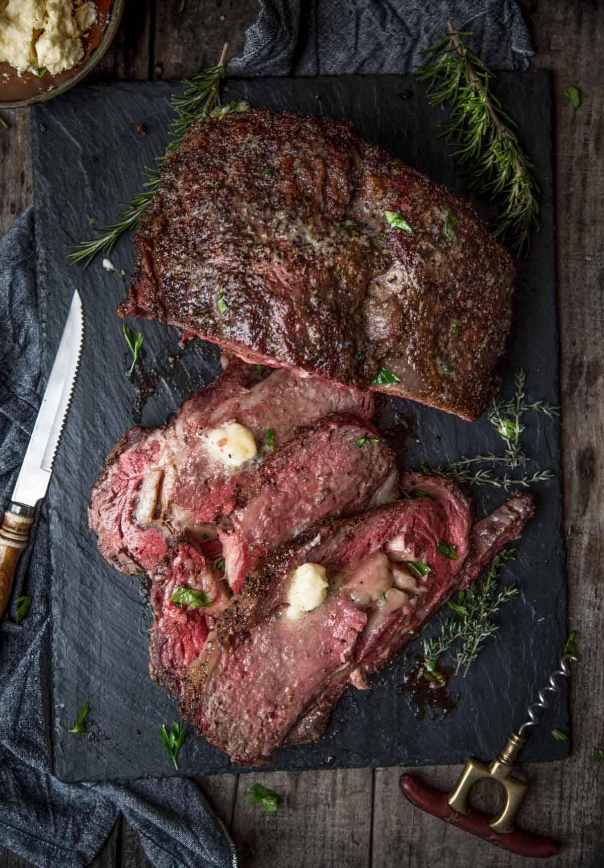 Costata di Manzo Affumicata con Burro Composto al Rafano.