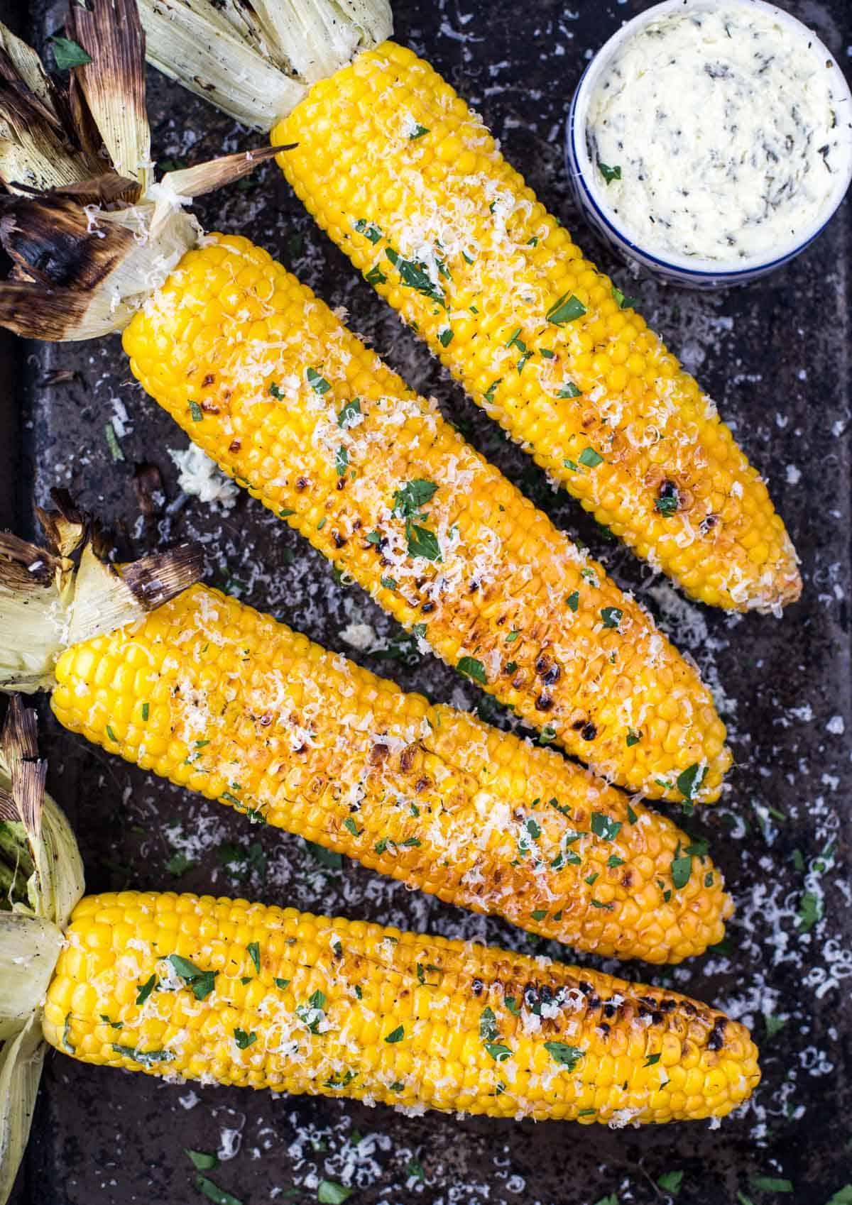33 Ricette per il 4 Luglio per l'Affumicatore o la Griglia 23 Pannocchia grigliata con burro alle erbe.