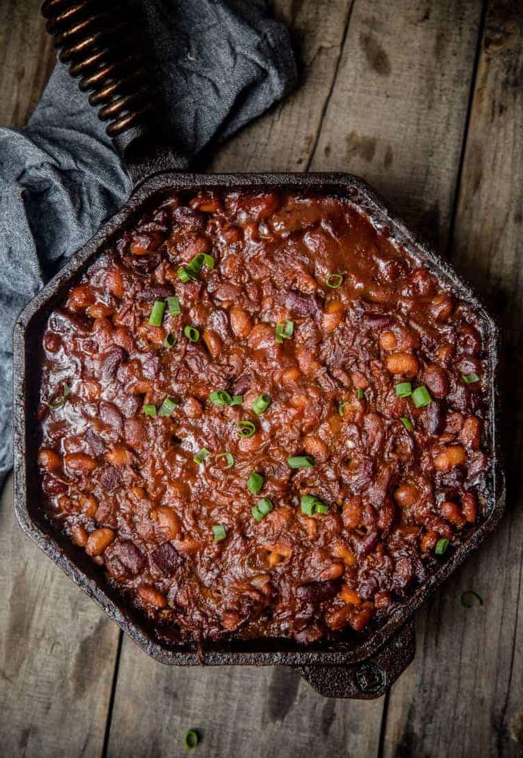33 Ricette per il 4 Luglio per l'Affumicatore o la Griglia 24 Fagioli al forno BBQ in una padella di ghisa