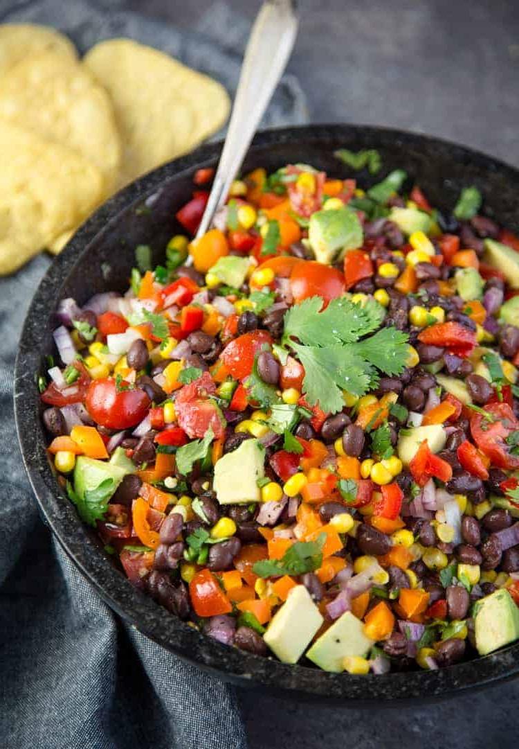 33 Ricette per il 4 Luglio per l'Affumicatore o la Griglia 29 Primo piano di insalata di fagioli neri