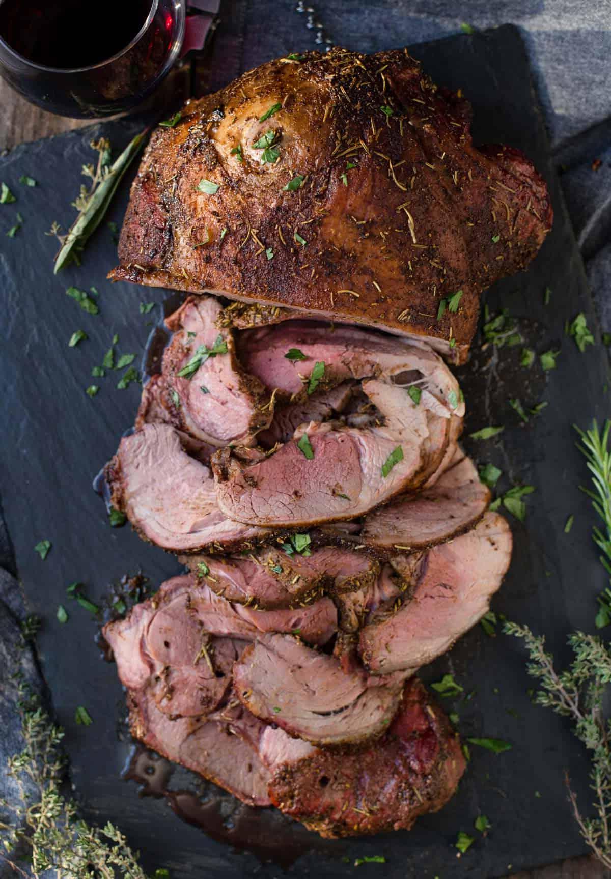 Cosciotto di agnello disossato affumicato.
