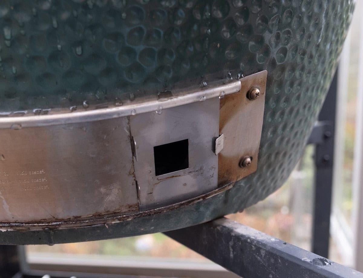 Come Usare il Big Green Egg Egg Genius 4 La piastra di montaggio dell'Egg Genius per la valvola di tiraggio inferiore.