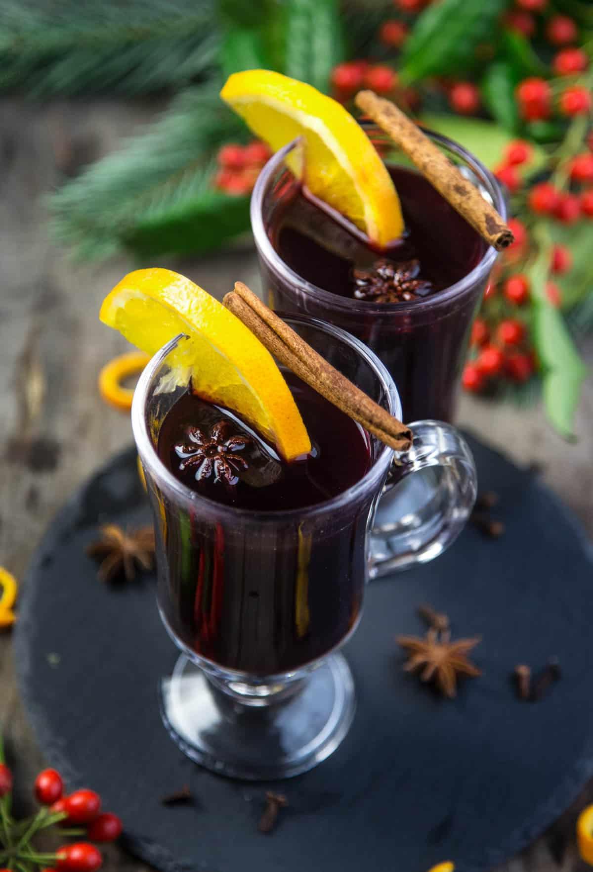Vin Brulé in un bicchiere festivo.