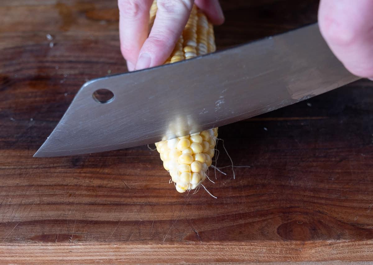 Ricetta Facile di Costine di Mais 4 Tagliare la punta di una spiga di mais.