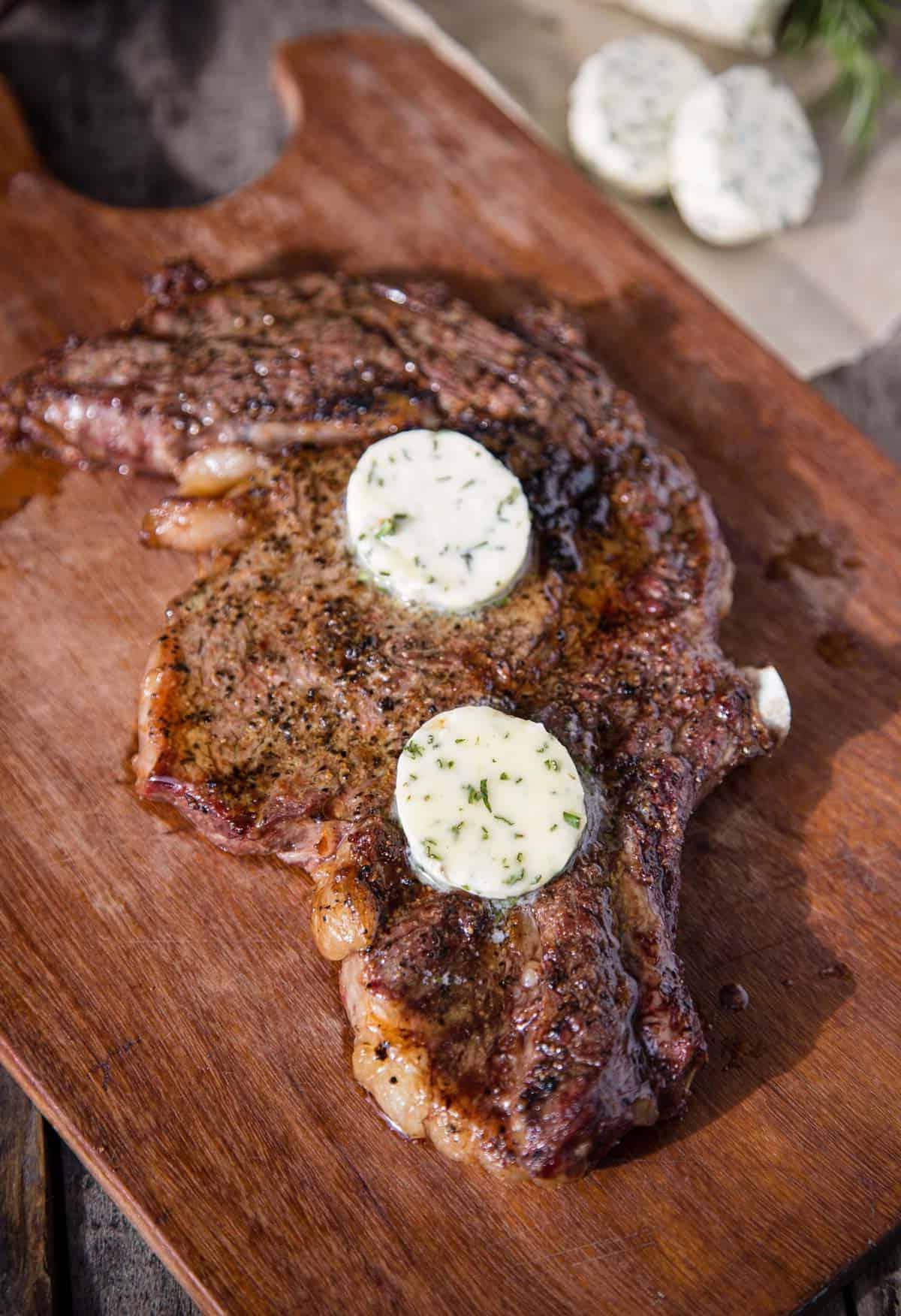 Burro Composto per Bistecche 4 Una bistecca ribeye alla griglia condita con burro composto alle erbe