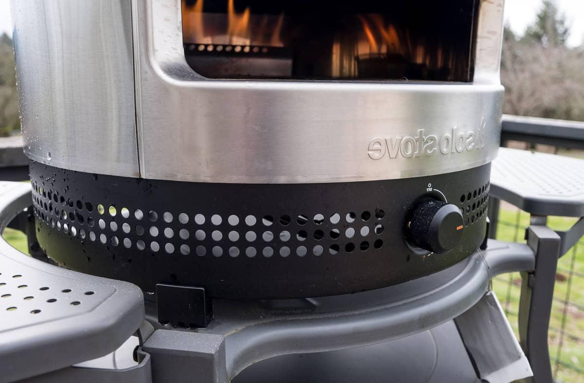 Recensione Forno Pizza Solo Stove Pi Prime – Un Ottimo Forno Pizza Sotto i $400 4 Una vista laterale del forno pizza Pi Prime che mostra la parte inferiore del design.