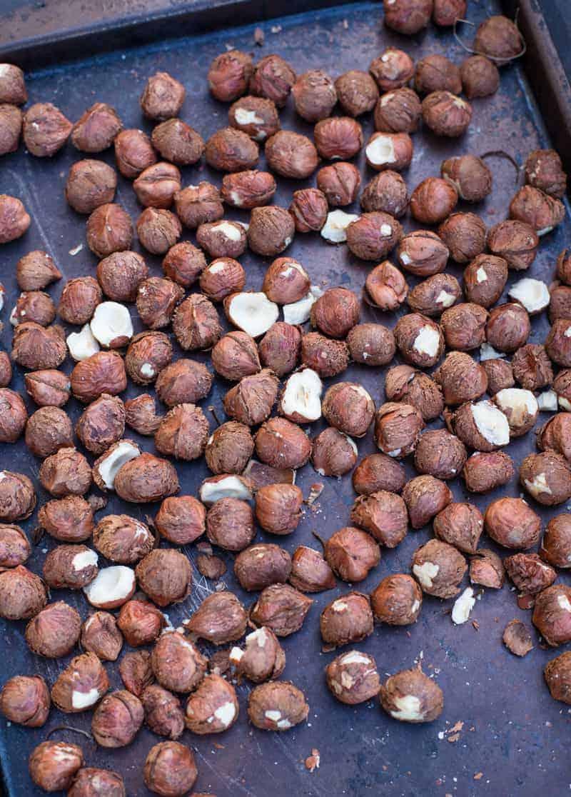 Nocciole crude su una teglia da forno pronte per essere affumicate