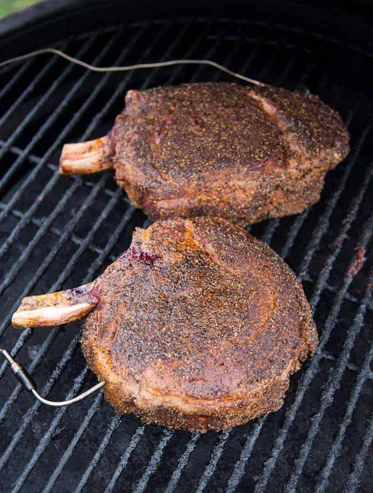 Costate Cowboy con Rub Secco al Caffè e Ancho 4 Bistecca Cowboy Ribeye in fase di reverse searing sull'affumicatore