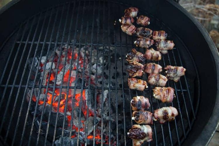 Datteri Avvolti nel Bacon Grigliati con Miele Affumicato 4 Datteri Avvolti nel Bacon che cuociono sulla griglia