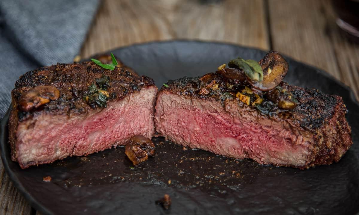 **Filetto di Manzo alla Griglia con Salsa ai Funghi e Burro Nocciola** 4 Un filetto mignon alla griglia cotto a cottura media al sangue, tagliato a metà.
