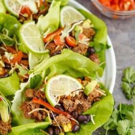 Taco di Lattuga con Carne Macinata Affumicata 2 Involtini di Lattuga con Taco di Manzo Affumicato e Crema di Avocado
