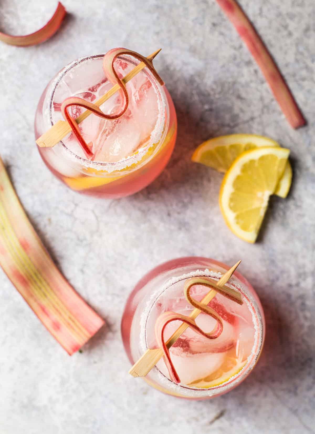 Rinfrescante Cocktail al Rabarbaro e Fizz al Limone 4 Vista dall'alto di due cocktail con sciroppo semplice al rabarbaro e limone, uno alcolico e uno analcolico