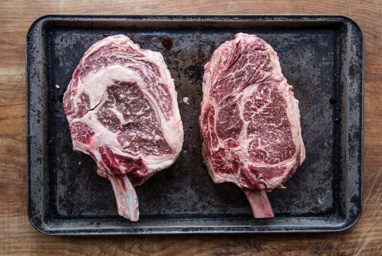 Ricetta della Bistecca Tomahawk Grigliata alla Perfezione 4 Ribeye di Wagyu americano grezzo e non condito di Snake River Farms