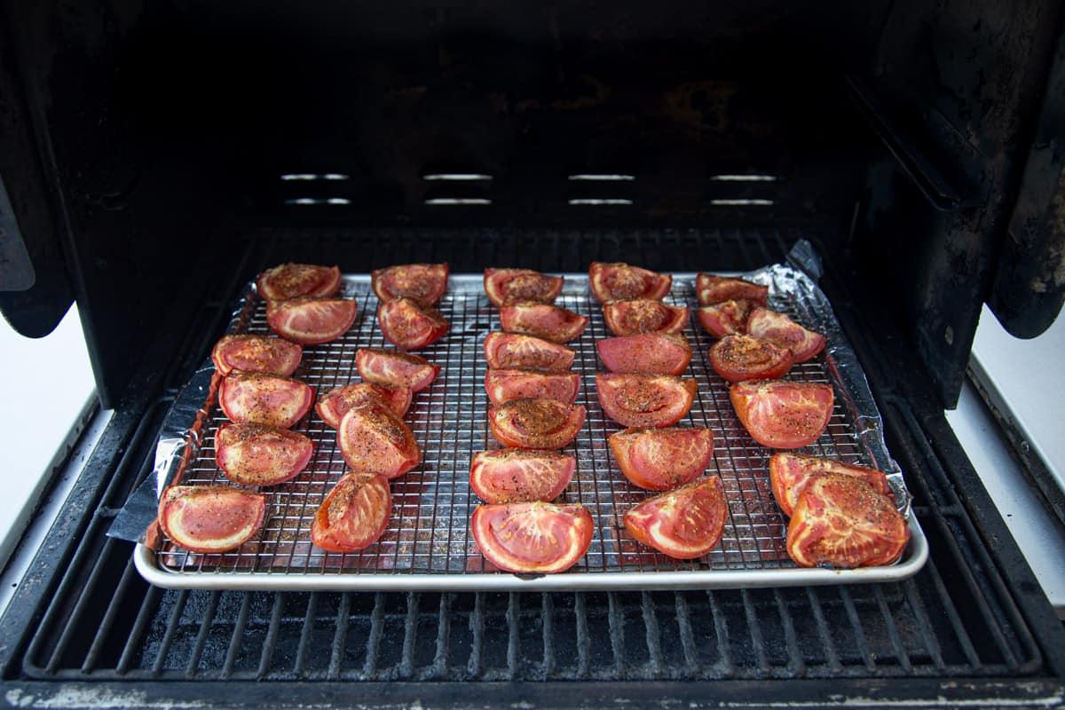 Salsa Marinara di Pomodoro Affumicato 4 Una teglia di pomodori che arrostiscono sul barbecue affumicatore