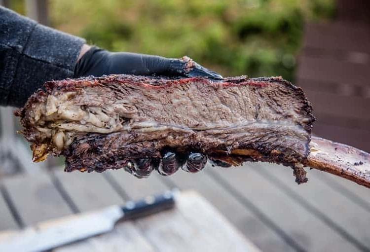 Migliori Tecniche e Ricette di Barbecue da Padroneggiare 4 Costine di manzo giganti affumicate