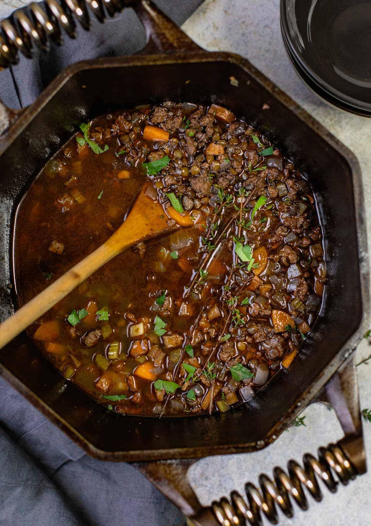 Zuppa di salsiccia affumicata e lenticchie 4 Una pentola di zuppa di lenticchie e salsiccia affumicata