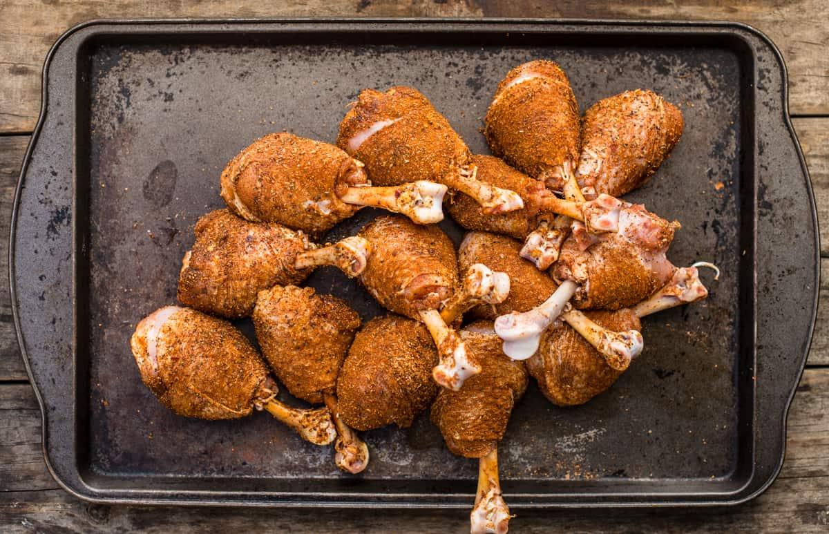 Fusi di Pollo a Lecca-lecca alla Griglia con Glassa BBQ Piccante 4 Pollo crudo condito su un piatto