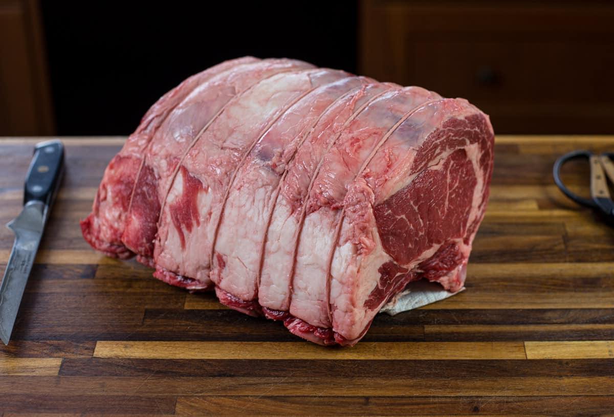 La Migliore Costata di Manzo Affumicata (Ricetta + Video) 4 costata di manzo cruda su un tagliere