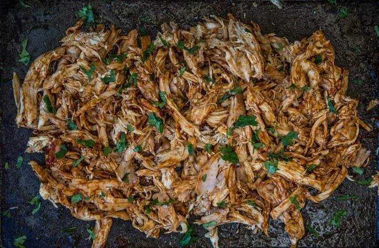 Facili mini-panini con pollo sfilacciato affumicato al BBQ — E come affumicare il pollo! 4 Pollo BBQ sfilacciato su una teglia
