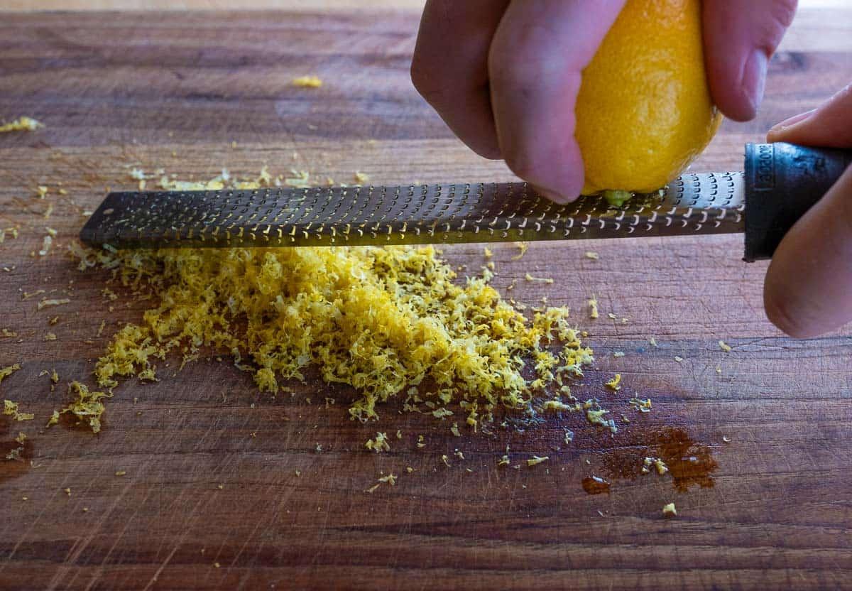 Limoni freschi e zeste su un tagliere.