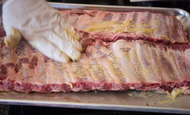 Ricoprire le costine con senape gialla