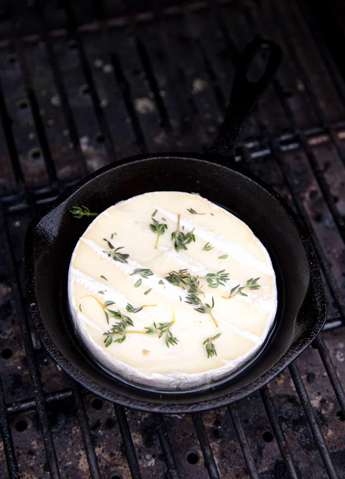 **Brie al Forno con Vino alla Griglia** 4 Brie in padella di ghisa sulla griglia con il formaggio che bolle