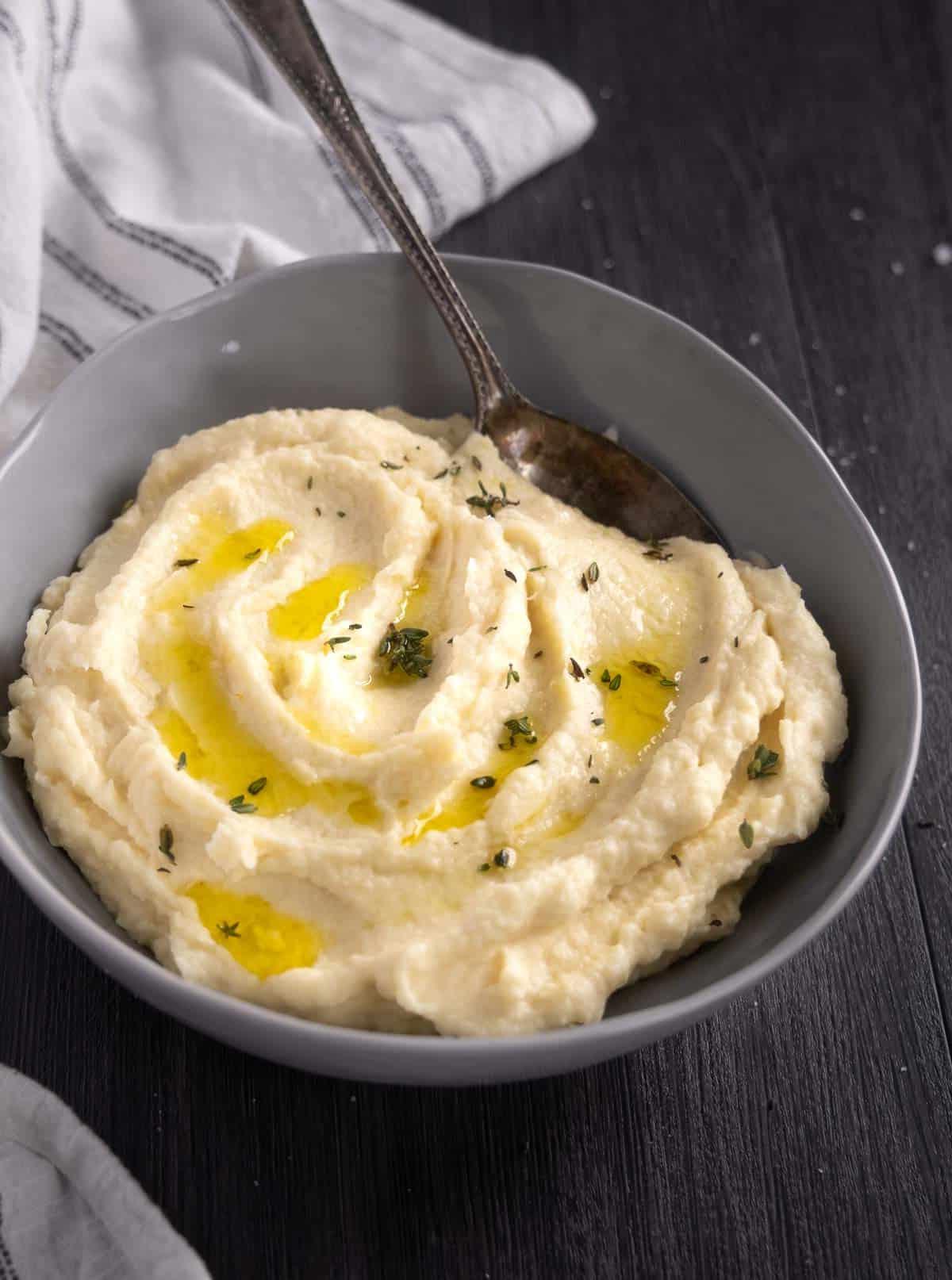 Purè di Pastinaca Facile – Cremoso e Ricco 4 Purè di pastinaca in una ciotola di servizio.