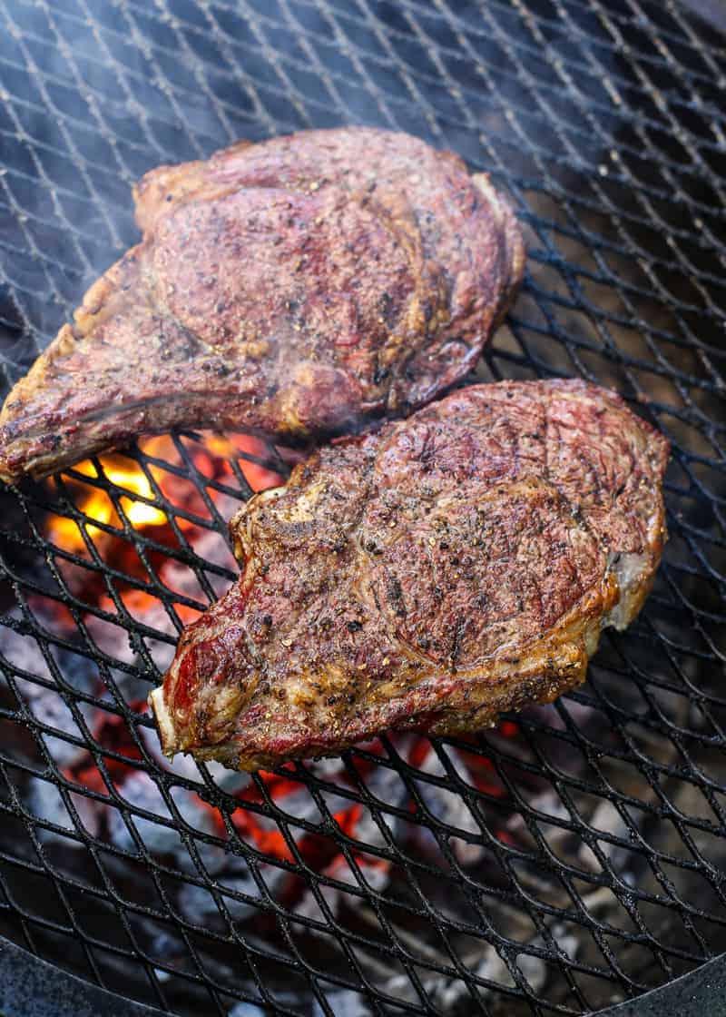 Bistecche Ribeye affumicate e grigliate con scottatura inversa.