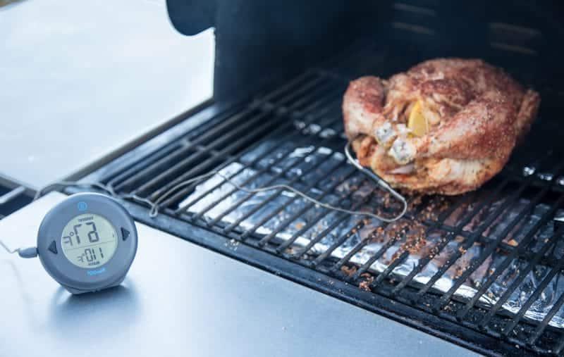 Ricetta Pollo Intero Affumicato 4 Uso di un termometro digitale Thermoworks Dot per monitorare la temperatura durante la cottura del pollo.