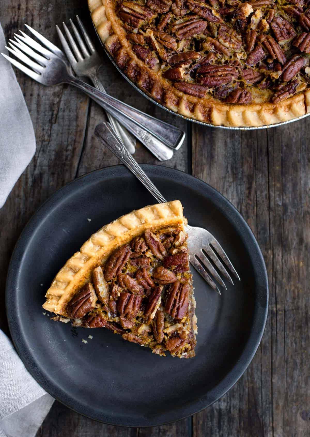 Ricetta Torta Pecan Grigliata con Sciroppo d'Acero e Bourbon 4 Una fetta di torta di noci pecan grigliata su un piatto nero
