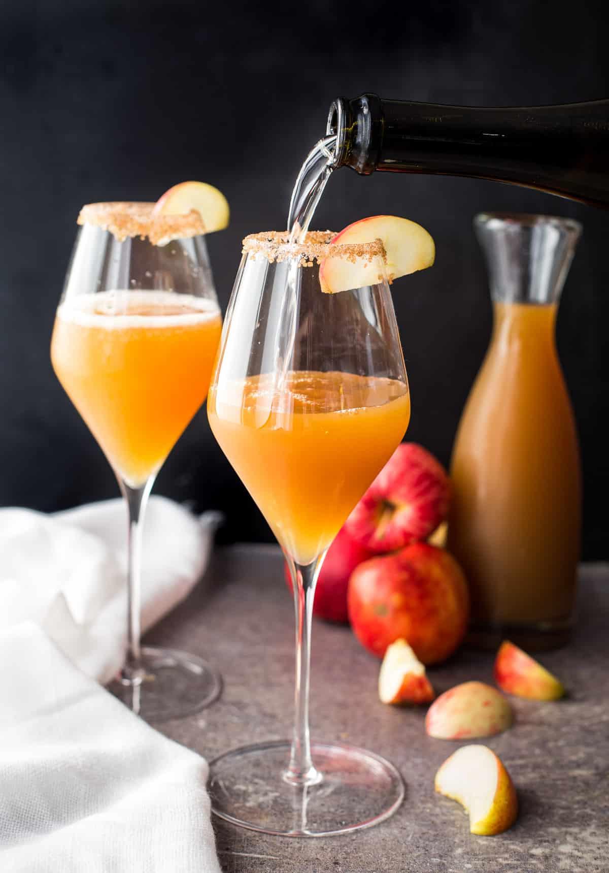 Mimosa al Sidro di Mele – Il Cocktail Perfetto al Sidro di Mele 4 Mimose al sidro di mele in un flûte da champagne.
