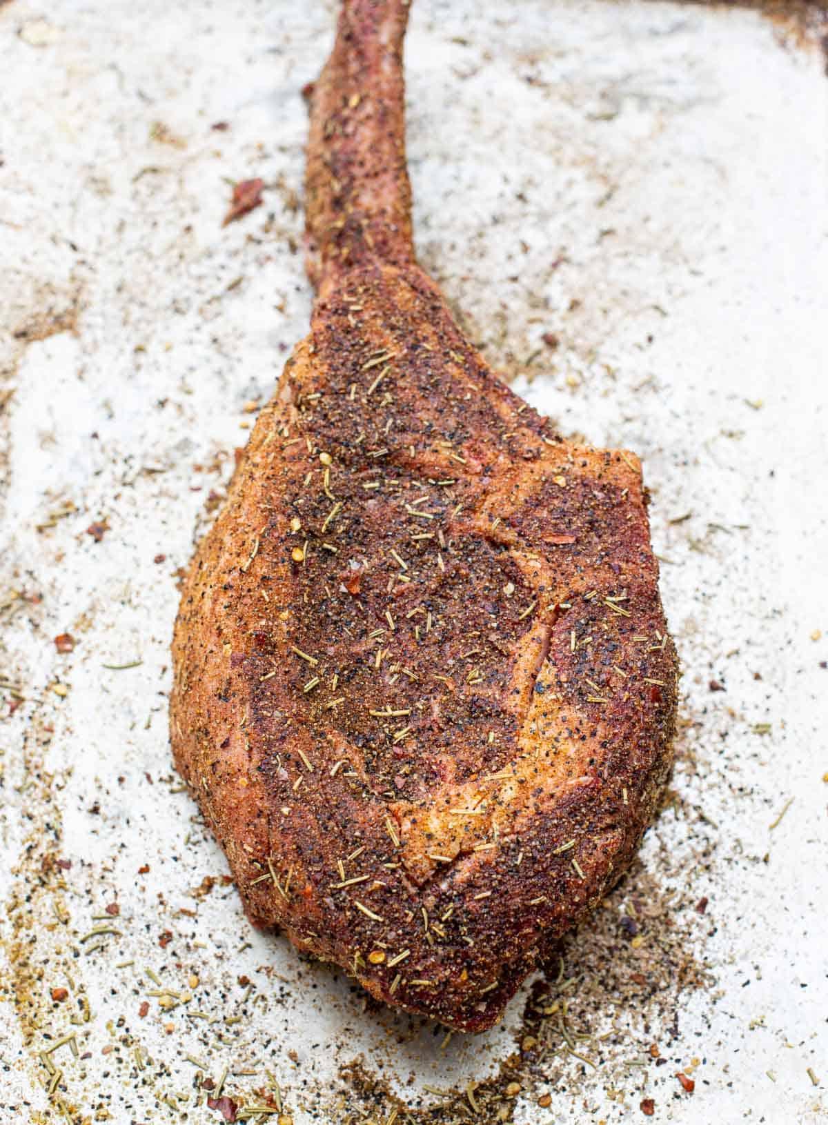 Il Condimento Supremo per Manzo – Su una Bistecca Tomahawk 4 Bistecca Tomahawk cruda con rub per manzo.