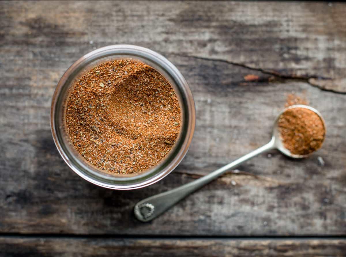 Ricetta di Condimento Cajun Saporito 4 Condimento Cajun in un barattolo di vetro
