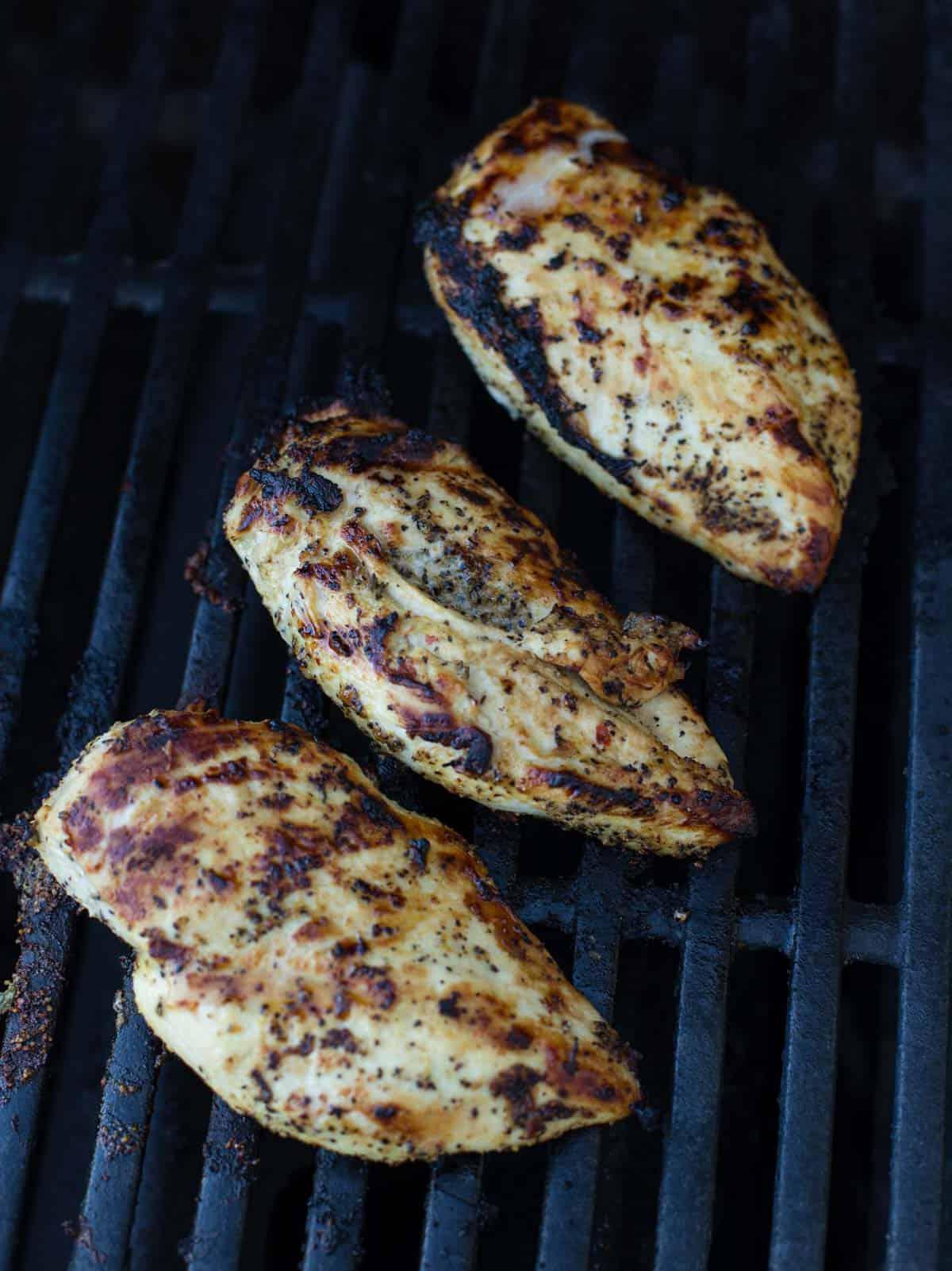 Pollo Grigliato al Limone e Pepe (con Marinatura) 4 Pollo al limone e pepe grigliato su fuoco diretto su una griglia a gas.