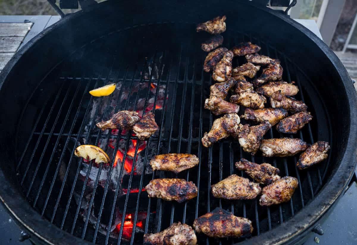 Ali di pollo grigliate su un barbecue Big Green Egg, in cottura a calore indiretto.