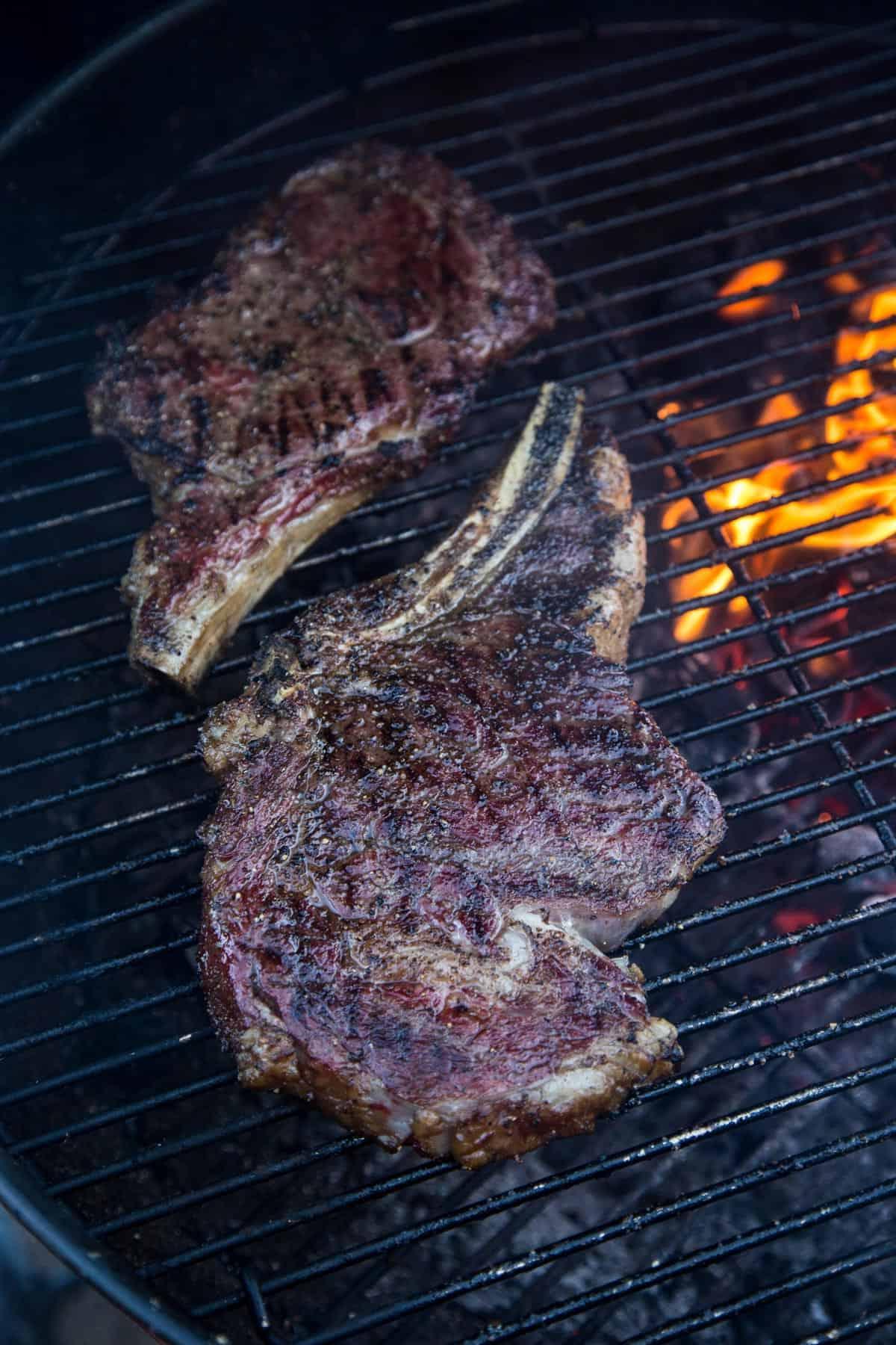 Qual è la Temperatura Perfetta per la Bistecca? 4 Due bistecche Ribeye in cottura sulla griglia