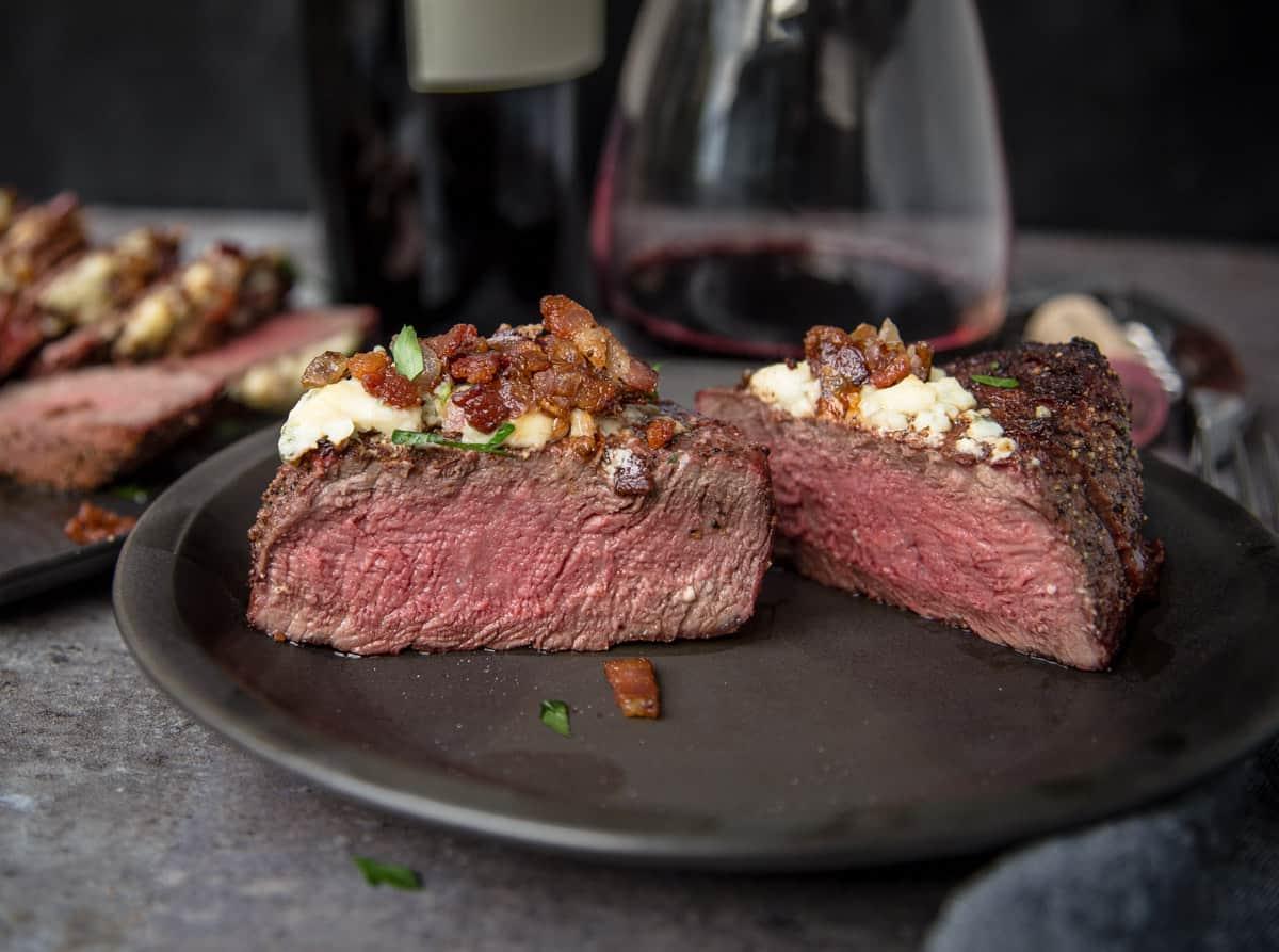 Filetto Mignon Perfettamente Grigliato con Pancetta e Gorgonzola 4 Un filetto mignon alla griglia cotto al sangue e tagliato a metà