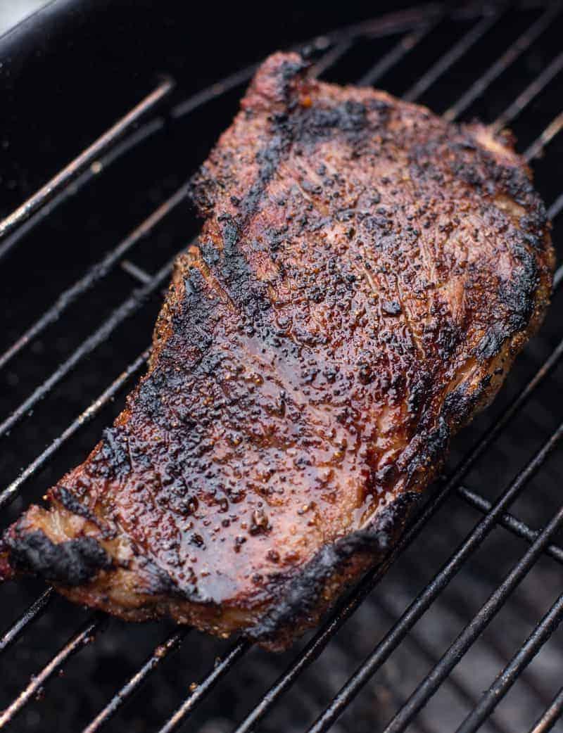 Ricetta per Bistecca NY Strip Grigliata con Rub al Caffè. Facili e deliziose bistecche New York Strip, marinate in un mix di caffè e vino e grigliate alla perfezione. NY Strip posizionata sul lato indiretto della griglia per la cottura finale.