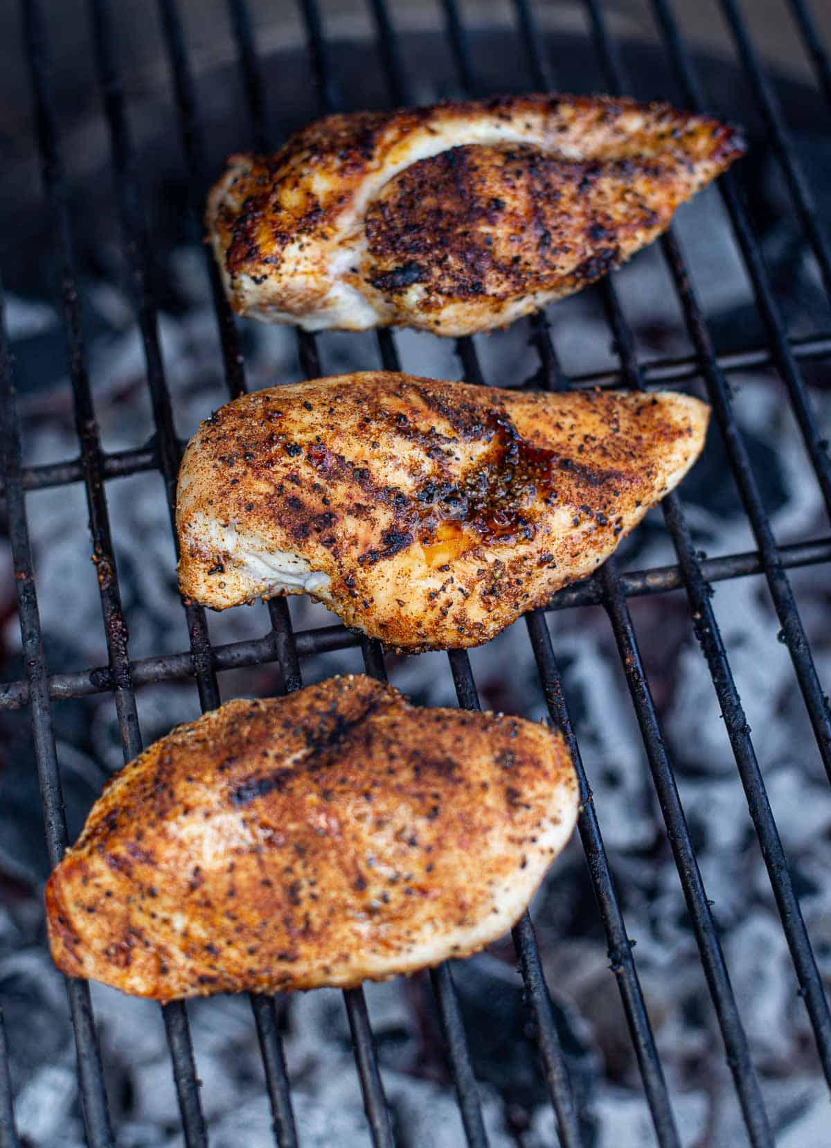 Petto di Pollo alla Griglia con Mais alla Griglia e Salsa Poblano 4 Petto di pollo sulla griglia