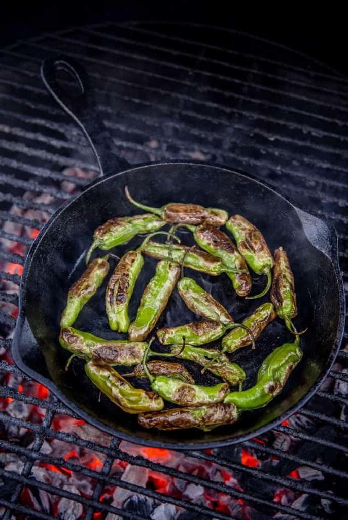 Peperoni Shishito Grigliati con Salsa di Yogurt al Limone per Intingere 4 Peperoni Shishito scottati in una padella in ghisa sulla griglia