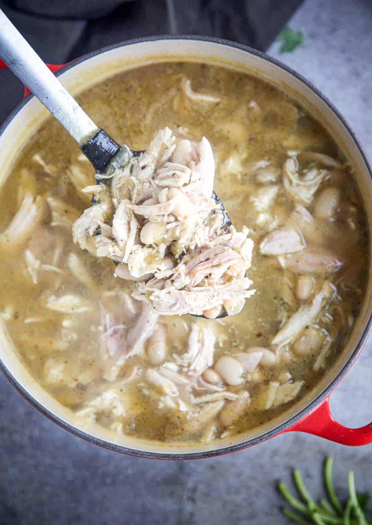 Ricetta Zuppa di Pollo Affumicato alla Salsa Verde 4 Una grande casseruola olandese piena di zuppa di pollo affumicato con salsa verde