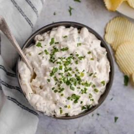**Crema Affumicata alle Cipolle Caramellate con Erba Cipollina e Panna Acida** 4 Dip di cipolle affumicate con panna acida ed erba cipollina.