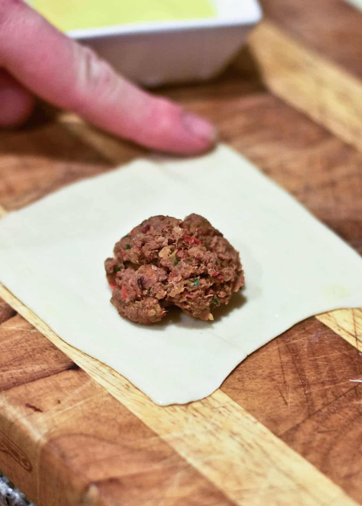 Ricetta Facile di Empanadas di Manzo Fatte in Casa al Forno 4 Posizionare il ripieno al centro del quadrato di pasta