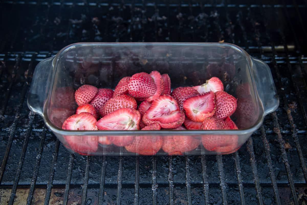 Fragole affumicate in un affumicatore