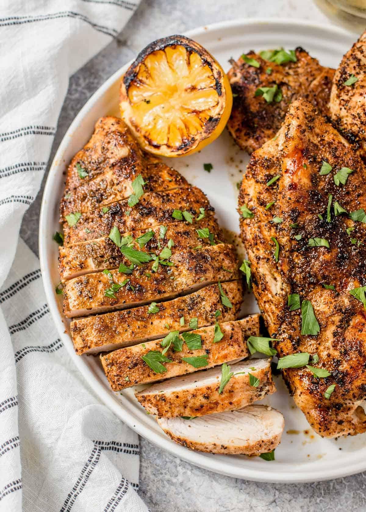 Temperatura del Pollo – La Guida Definitiva per sapere quando è pronto 4 Spilla per petto di pollo alla griglia