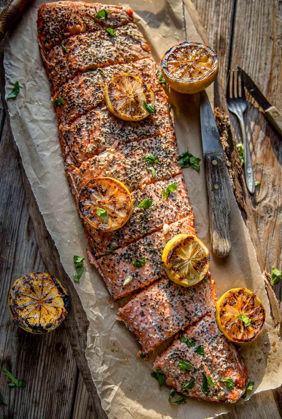 Salmone affumicato su un tagliere.